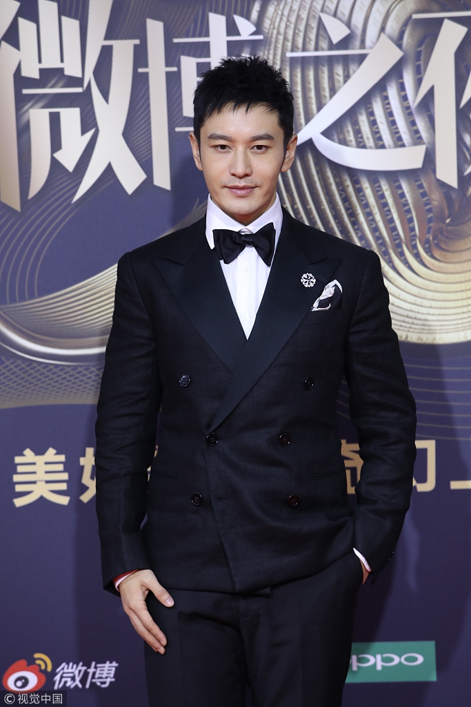 2018微博之夜红毯辣评:黄晓明复古双排扣礼服儒雅绅士