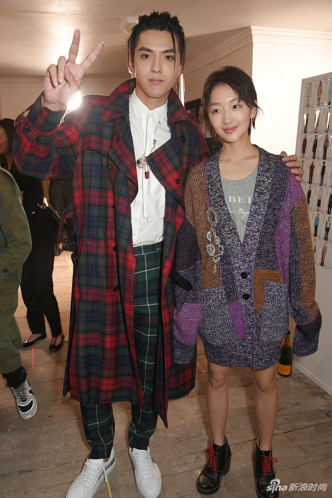 周冬雨与吴亦凡合影搞怪偷瞄 被两人的身高差萌到-黄山在线-黄山日报-黄山市最具权威的新闻门户网站-黄山市网民的精神家园