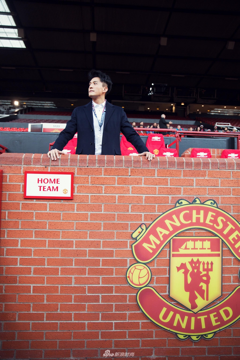 孙艺洲英国街头玩转深秋时尚 精英范儿十足