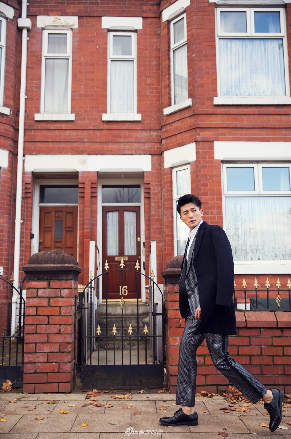 孙艺洲英国街头玩转深秋时尚 精英范儿十足