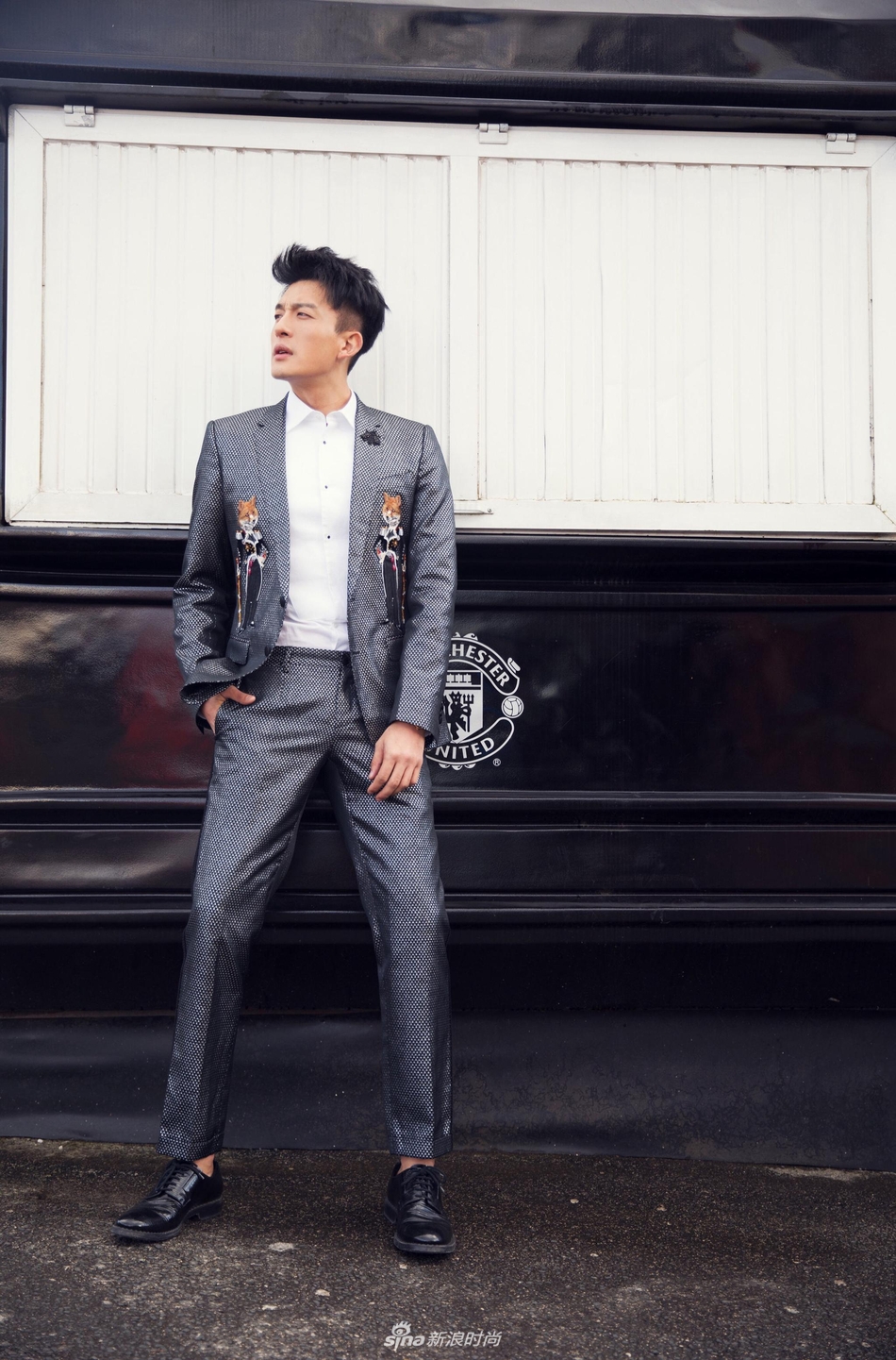 孙艺洲英国街头玩转深秋时尚 精英范儿十足