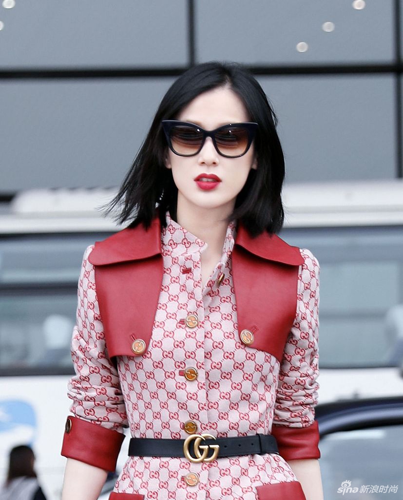 黄圣依启程巴黎时装周 红唇黑超撞脸橡胶小姐