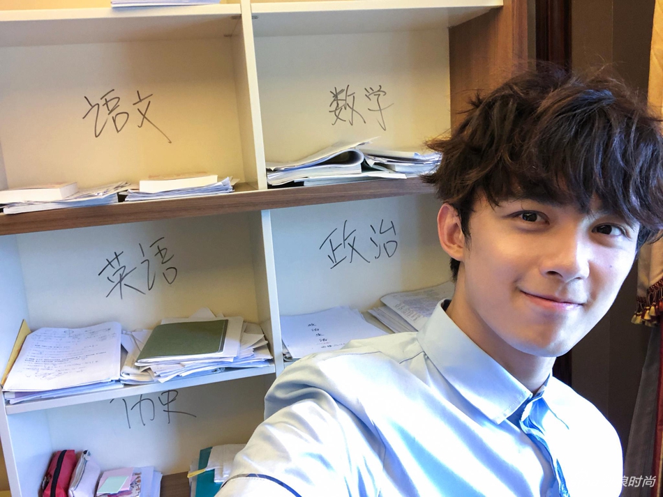 吴磊回校参加毕业典礼 穿校服拍毕业照青春洋溢