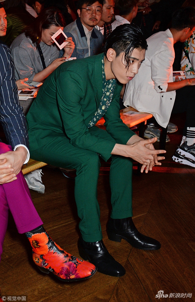王子异绿色西服套装配油头助阵paulsmith巴黎男装秀