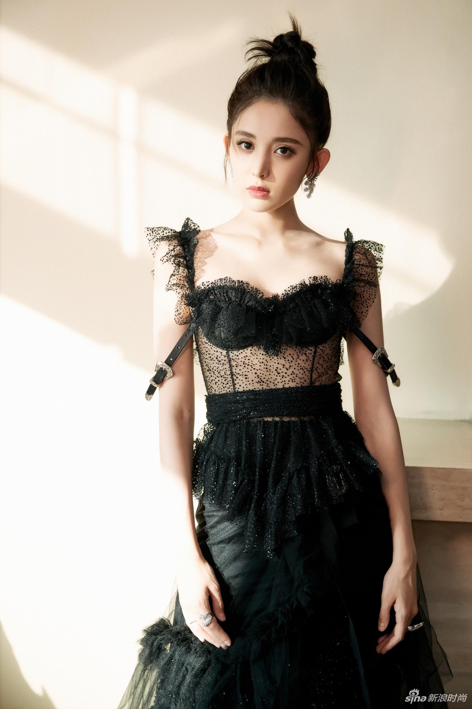 古力娜扎助阵2017微博之夜 黑色礼服尽显率性叛逆风范