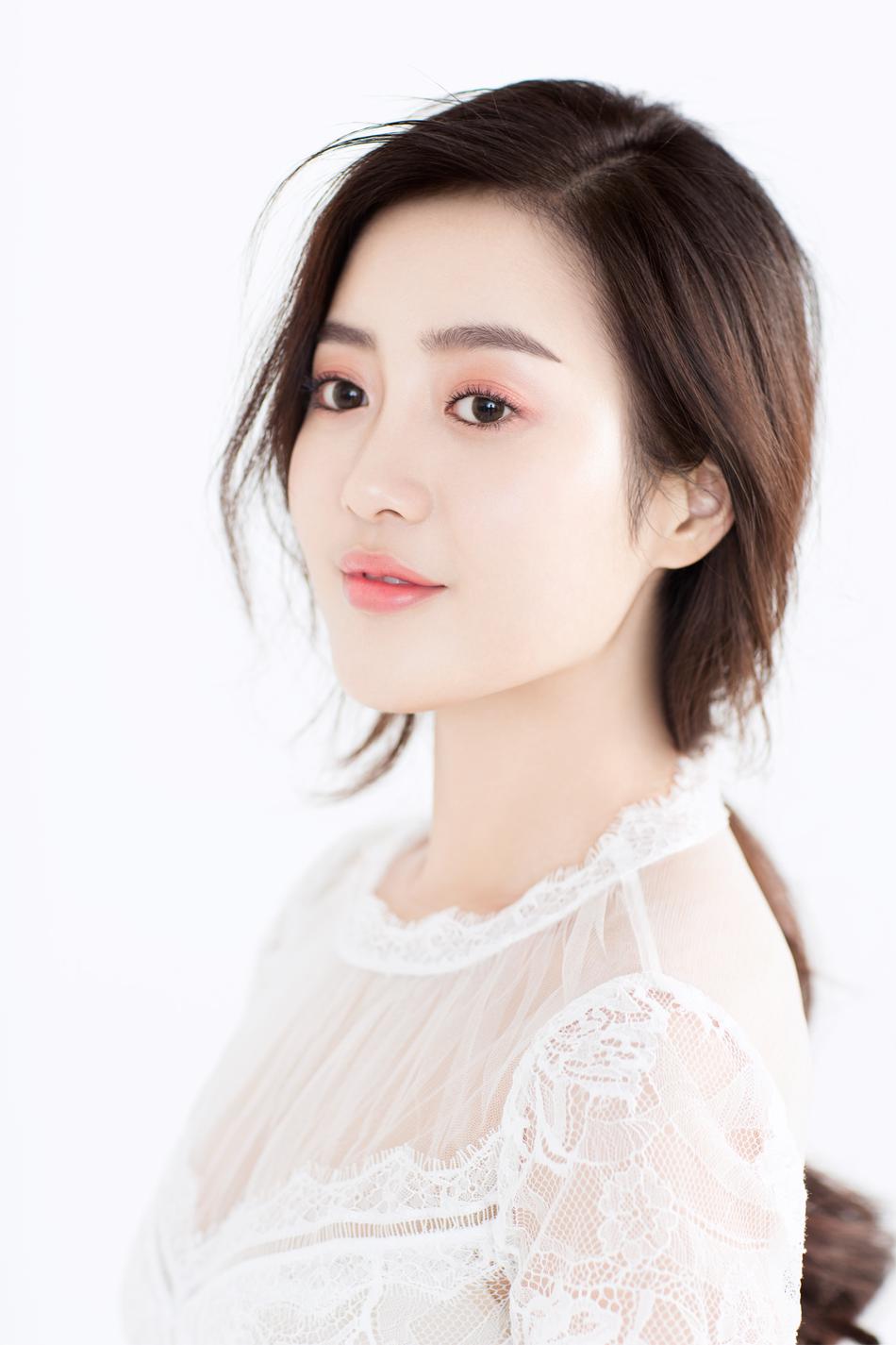 王梓薇曝写真尽显温婉动人