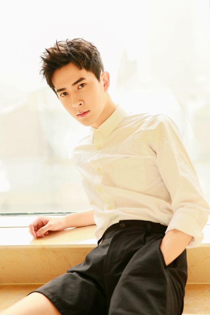 于朦胧黑白配玩转衬衫诱惑 网友大赞出行范本 中安在线-时尚频道