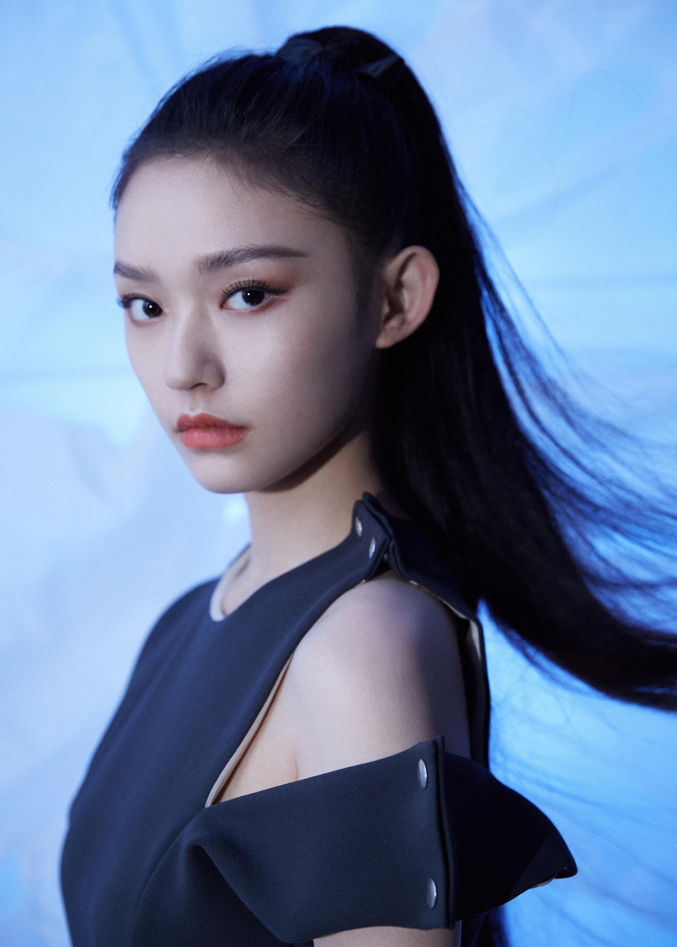 林允活动定妆照释出 高马尾拼接连衣裙利落飒爽