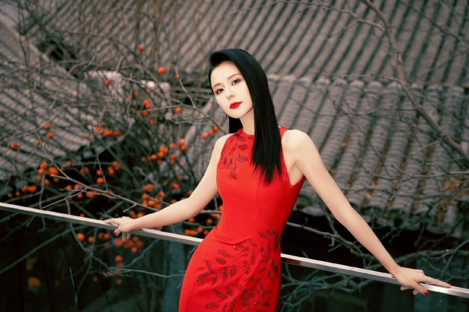 热依扎火红元宵写真释出 鱼尾叶纹长裙节日氛围感满满