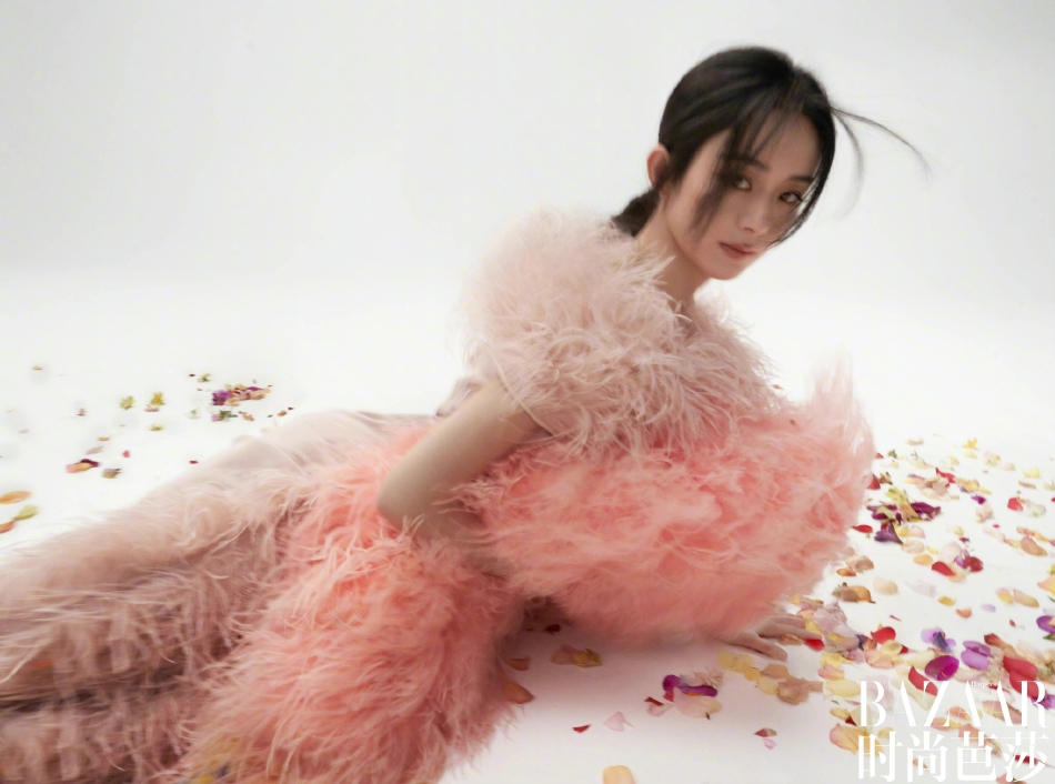 赵丽颖登《时尚芭莎》封面人物 置身粉黛萦绕的瑰彩世界