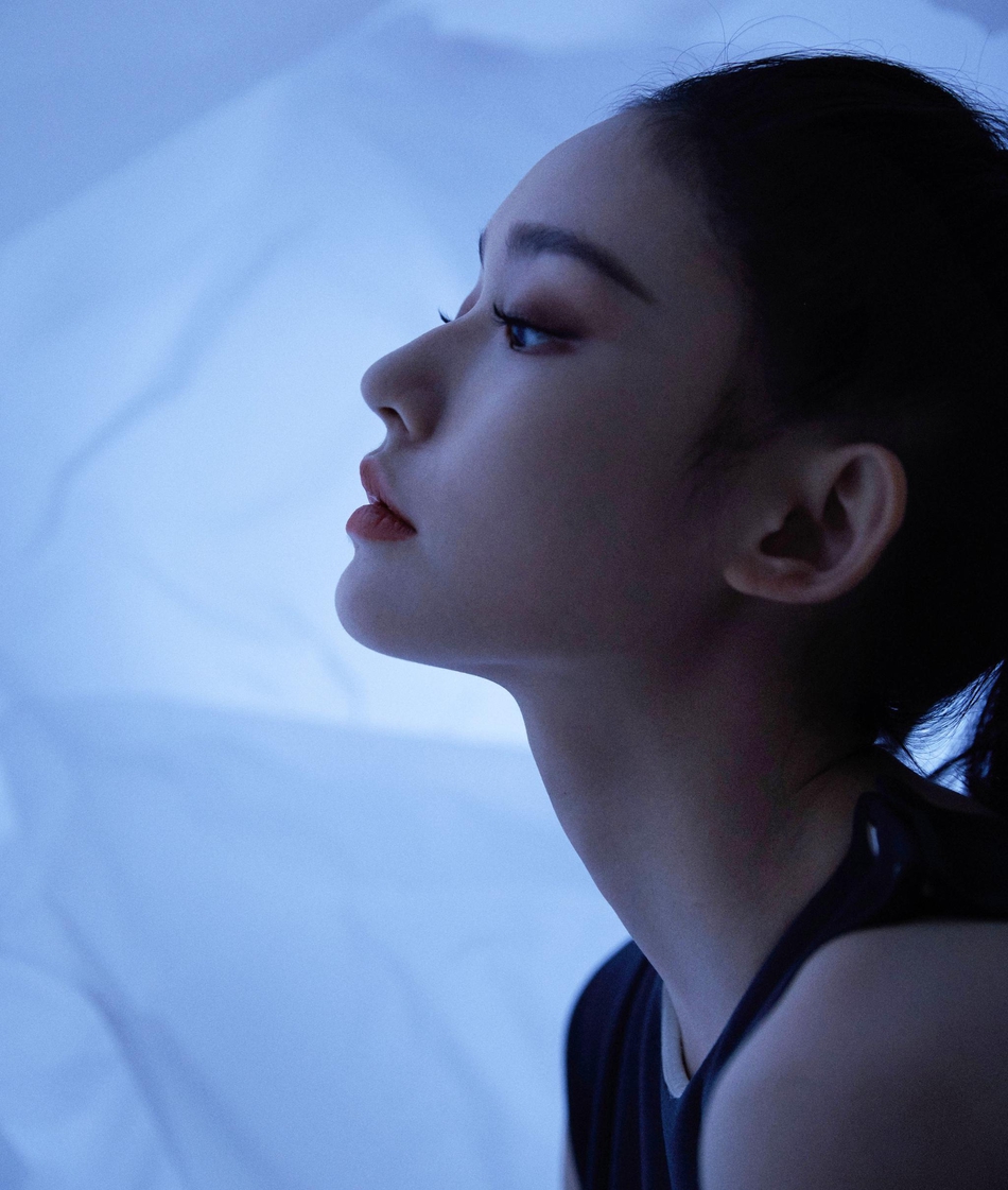 林允活动定妆照释出 高马尾拼接连衣裙利落飒爽