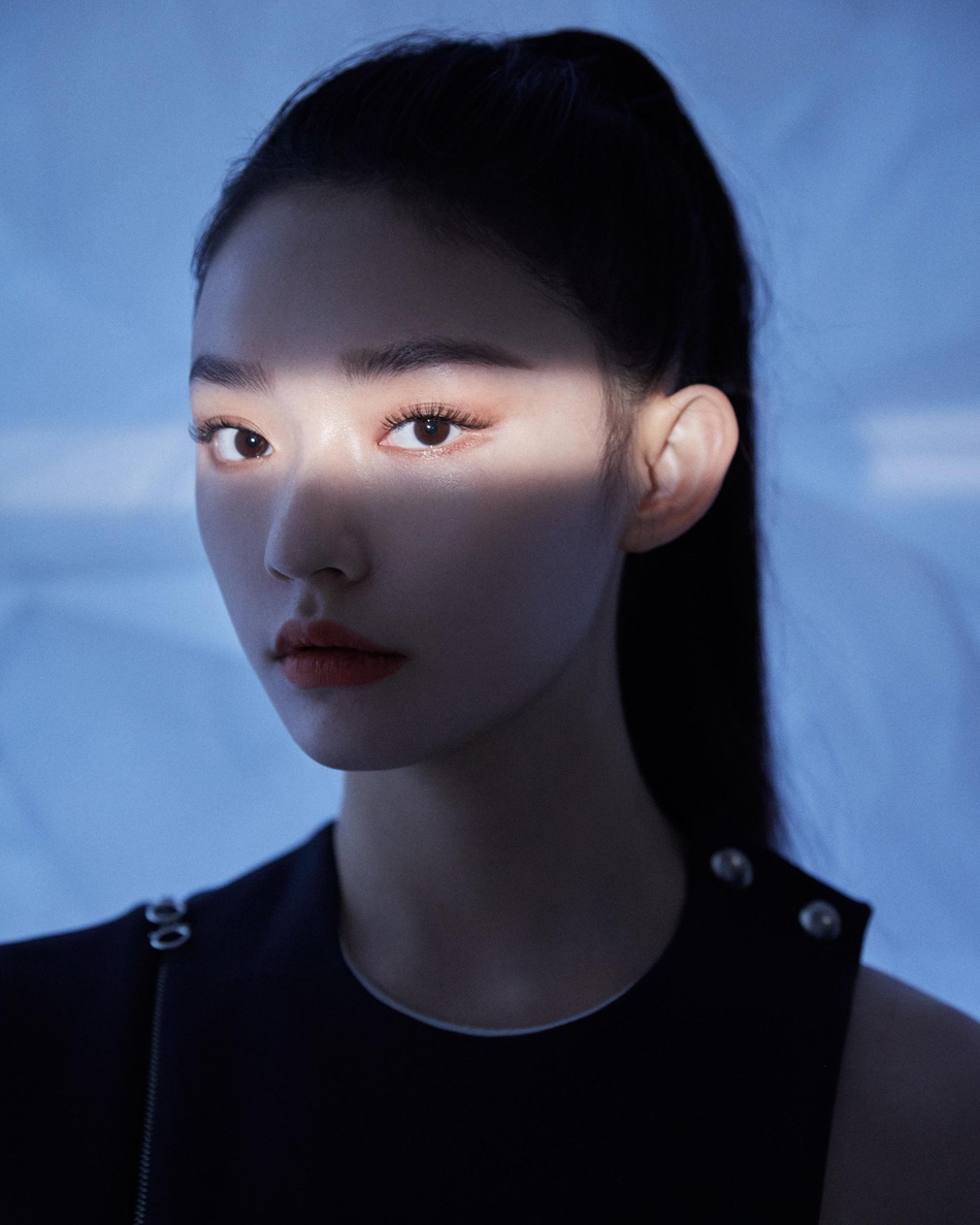 林允活动定妆照释出 高马尾拼接连衣裙利落飒爽