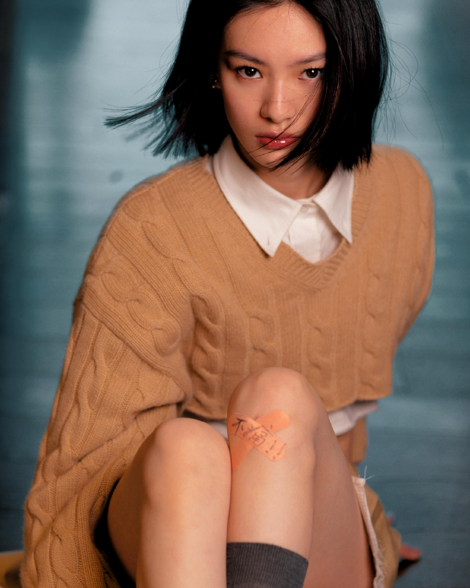 邱天阳光少女感写真释出 彩色穿搭与绿植共绘春日出游图