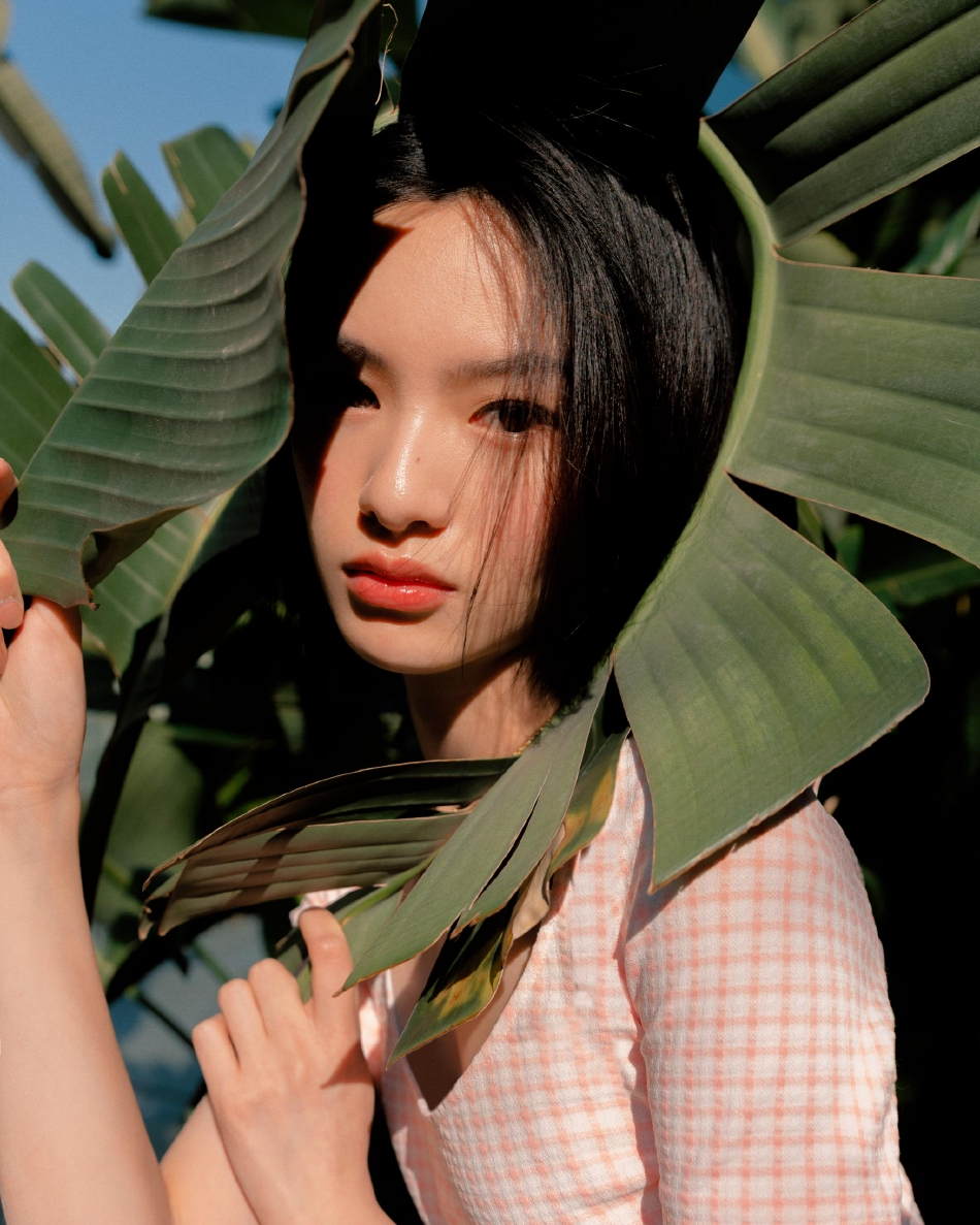 邱天阳光少女感写真释出 彩色穿搭与绿植共绘春日出游图