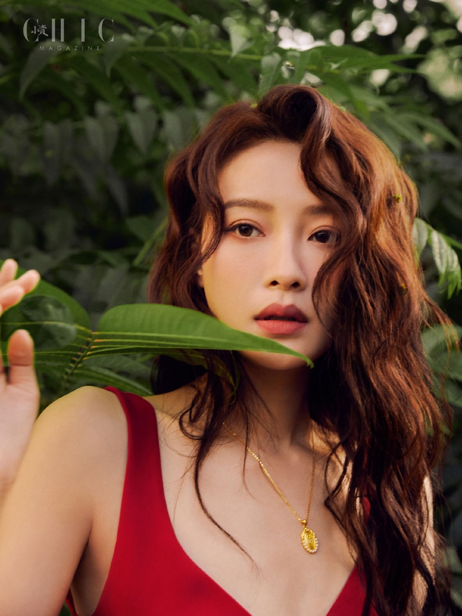 孙怡登《CHIC Magazine》九月封面 复古田园风造型从容优雅