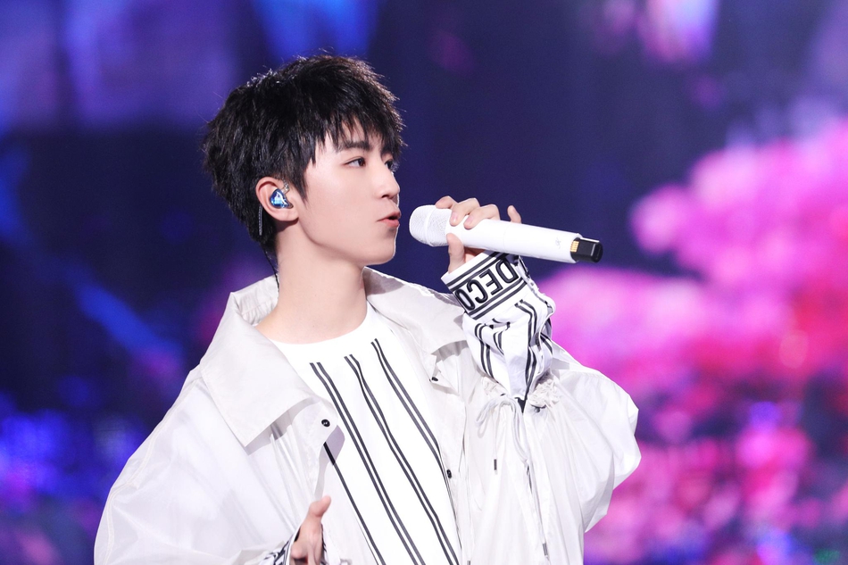 王俊凯完美亮相演绎我为歌狂酷帅少年