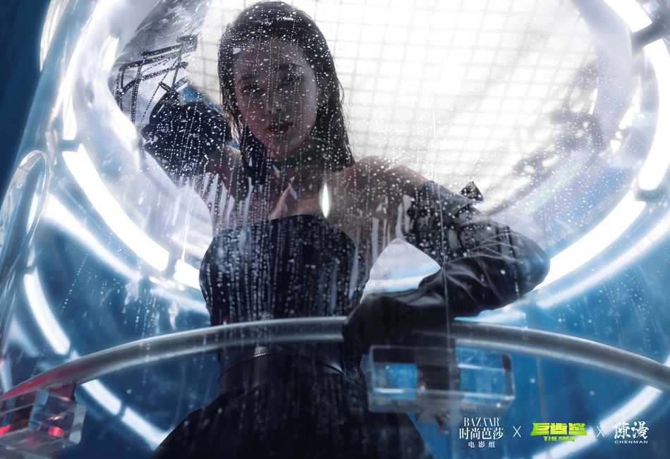 李冰冰美艳登陆《时尚芭莎》9月上封面 化身性感海底尤物