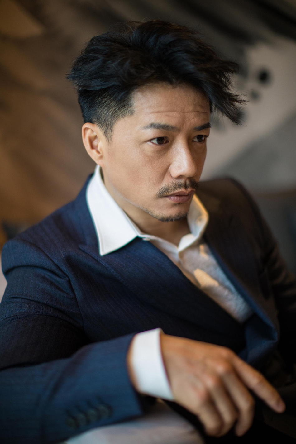 段奕宏演绎成熟男人味修身西装尽显风格