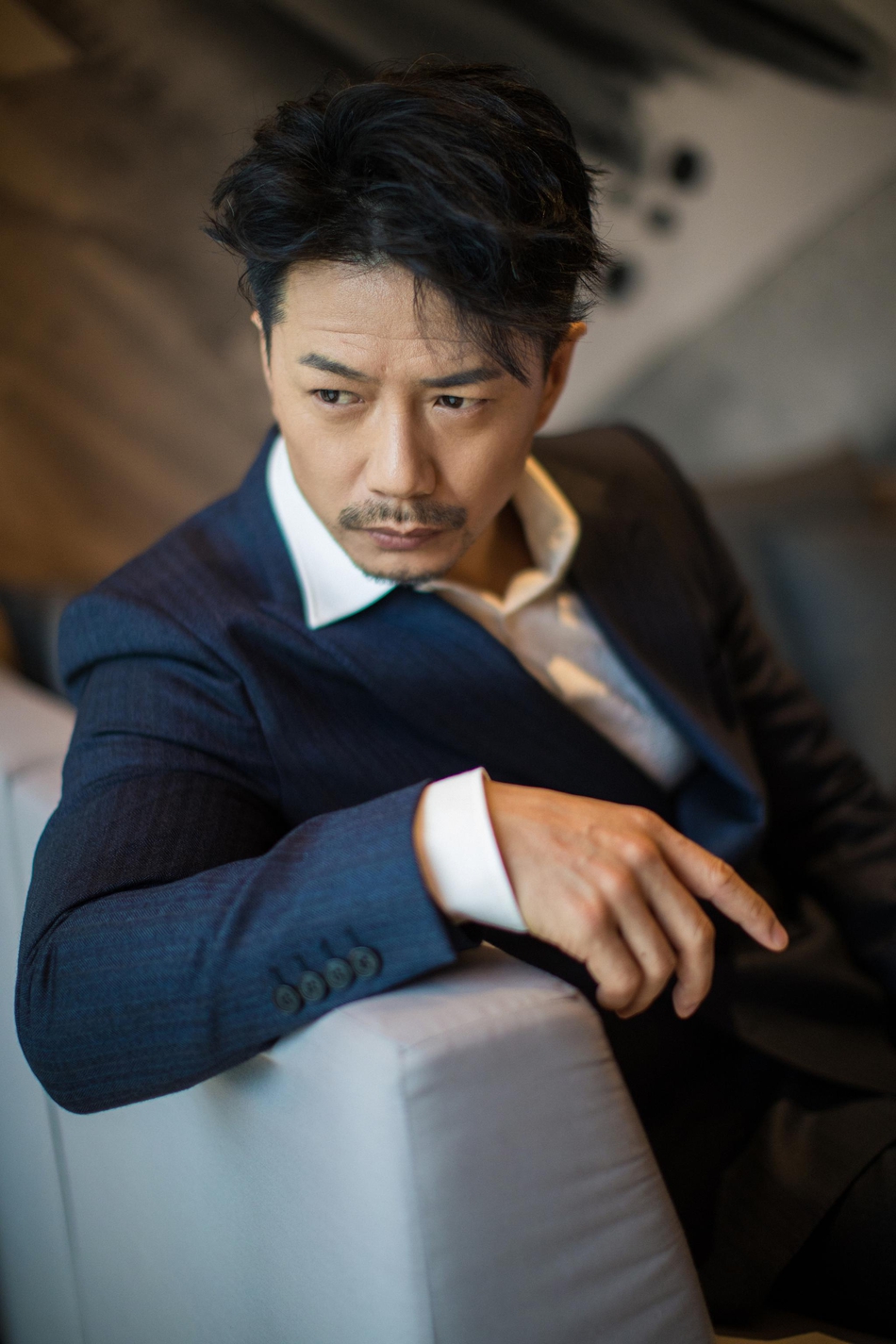 段奕宏演绎成熟男人味修身西装尽显风格