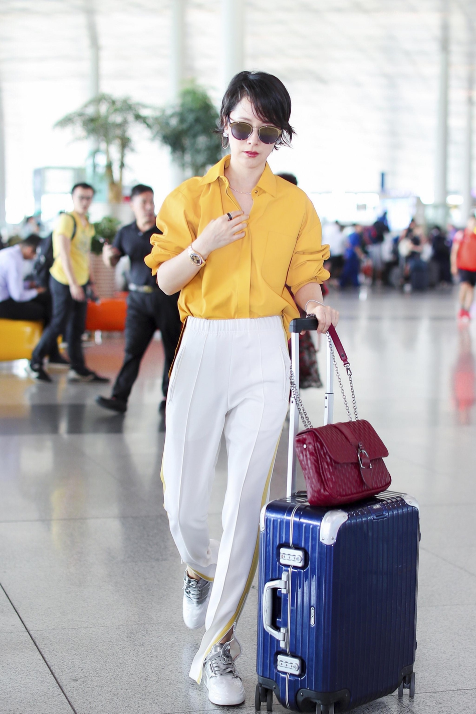 海清现身机场 琉璃黄套装尽显率性优雅