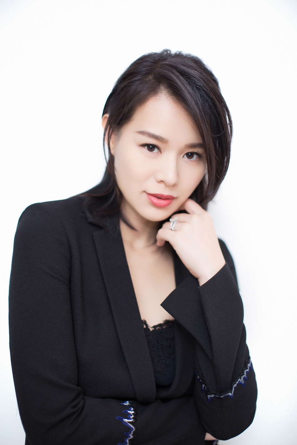 胡杏儿黑色西装优雅亮相 实力诠释何为精致辣妈