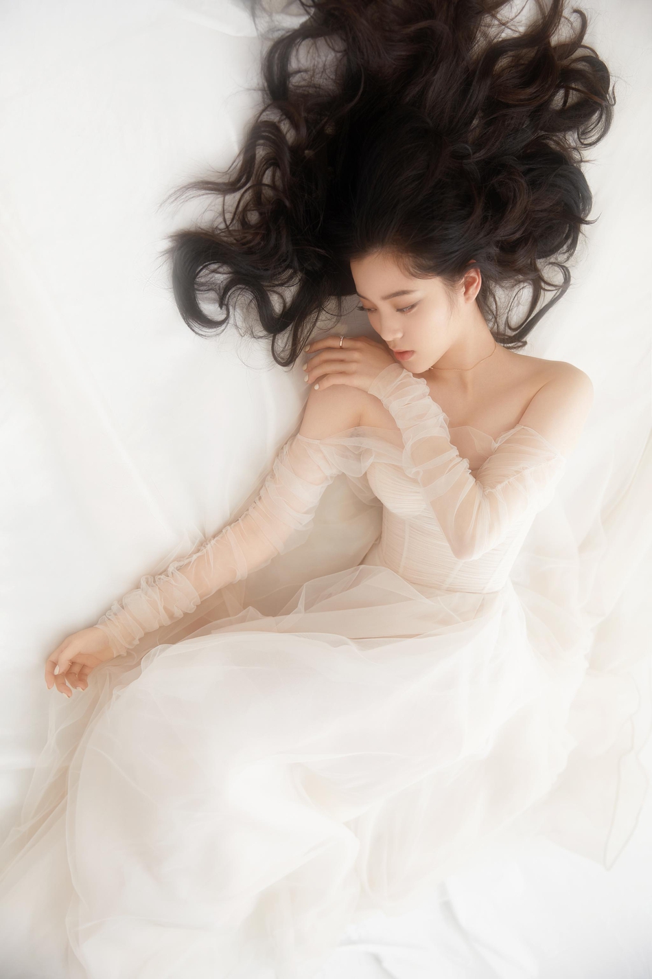明星爱大牌：欧阳娜娜出席活动 奶油拖尾长裙委婉动人