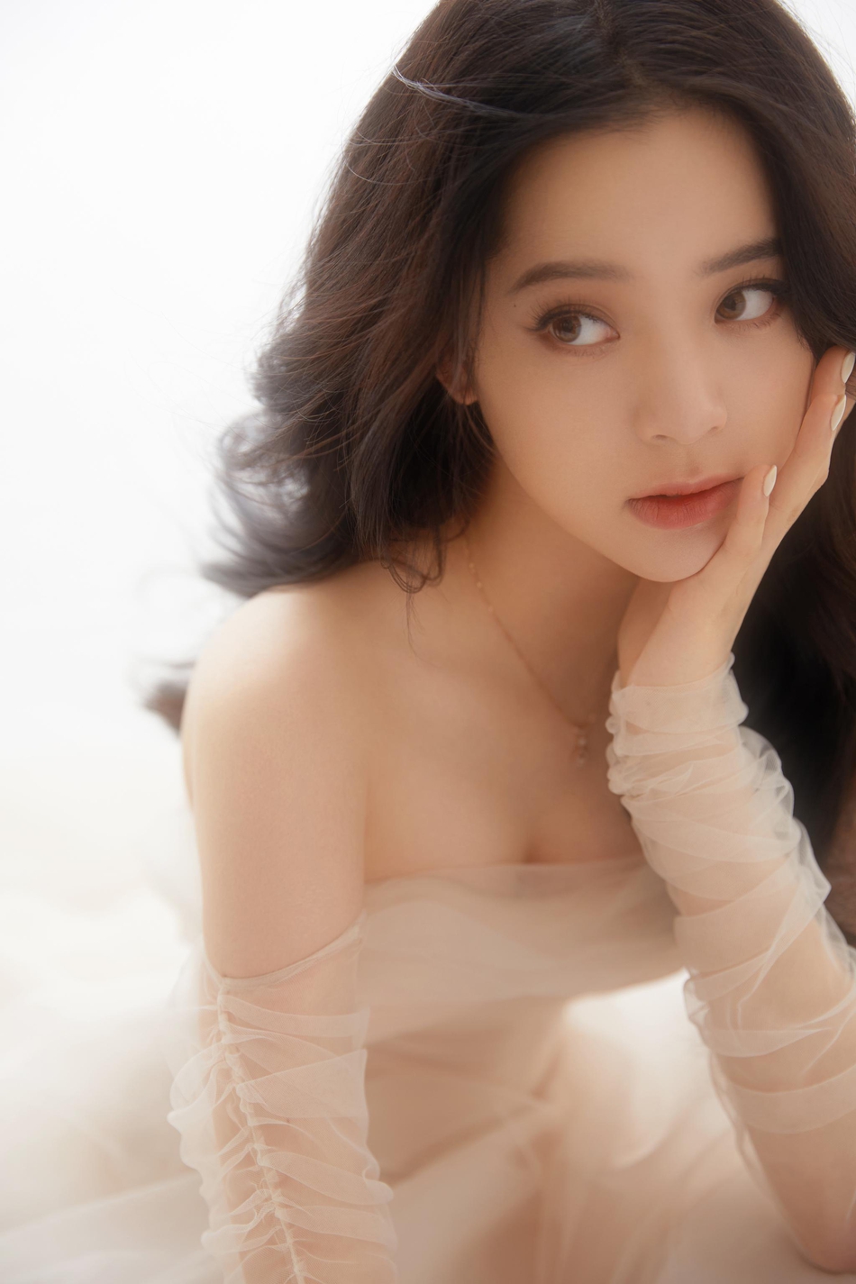 明星爱大牌：欧阳娜娜出席活动 奶油拖尾长裙委婉动人