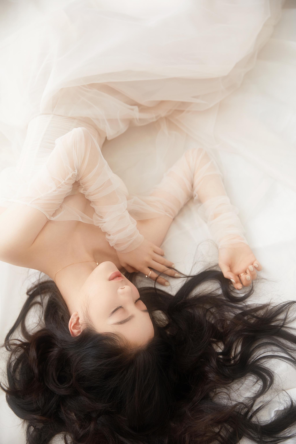 明星爱大牌：欧阳娜娜出席活动 奶油拖尾长裙委婉动人