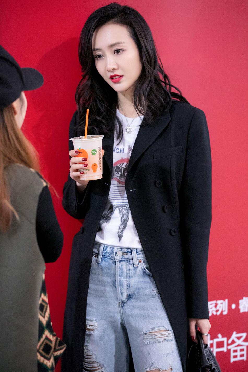 王鸥风衣_王鸥白色风衣照片(3)