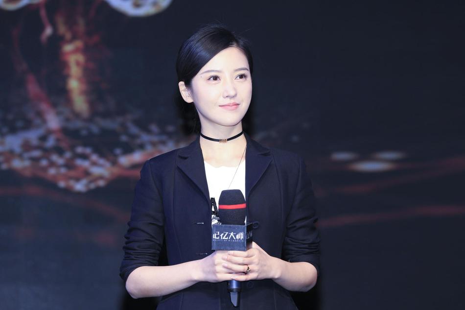 杨子姗黑色小西服亮相 皮肤无瑕白皙抢眼