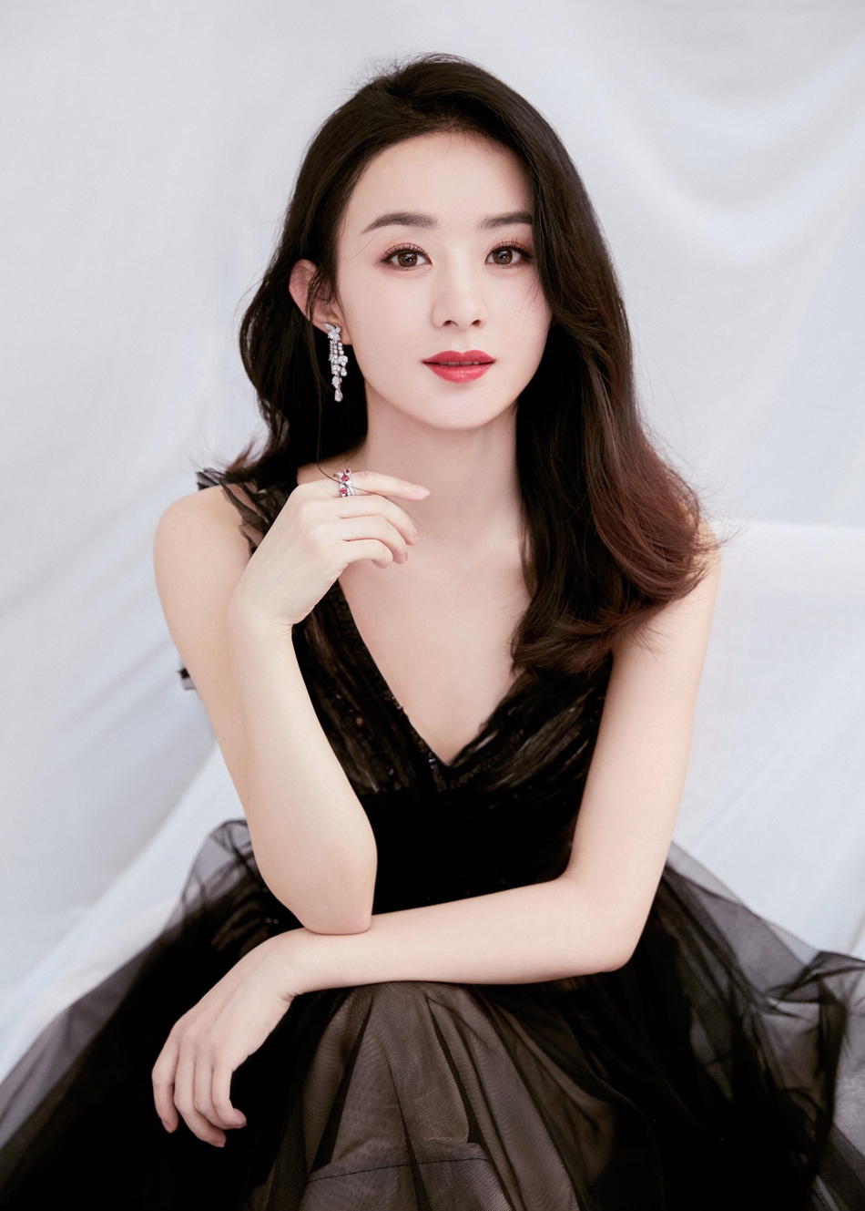 赵丽颖最新图片2019,2017赵丽颖好看照片 2019微博之夜红毯:赵丽颖黑色深v礼服高贵脱俗