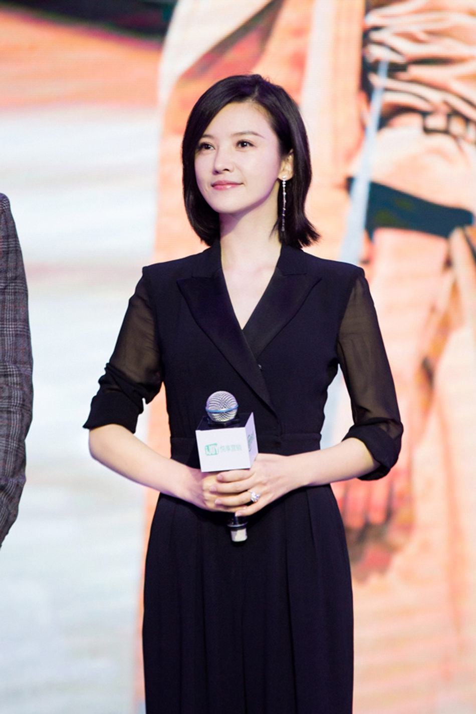 杨子姗黑色连体裤时尚干练 演绎霸道女总裁