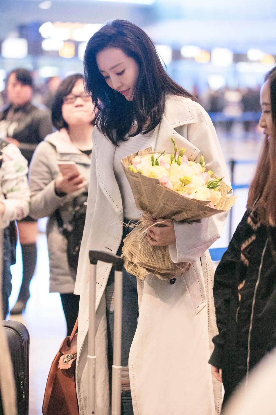 王鸥风衣_王鸥白色风衣照片(3)