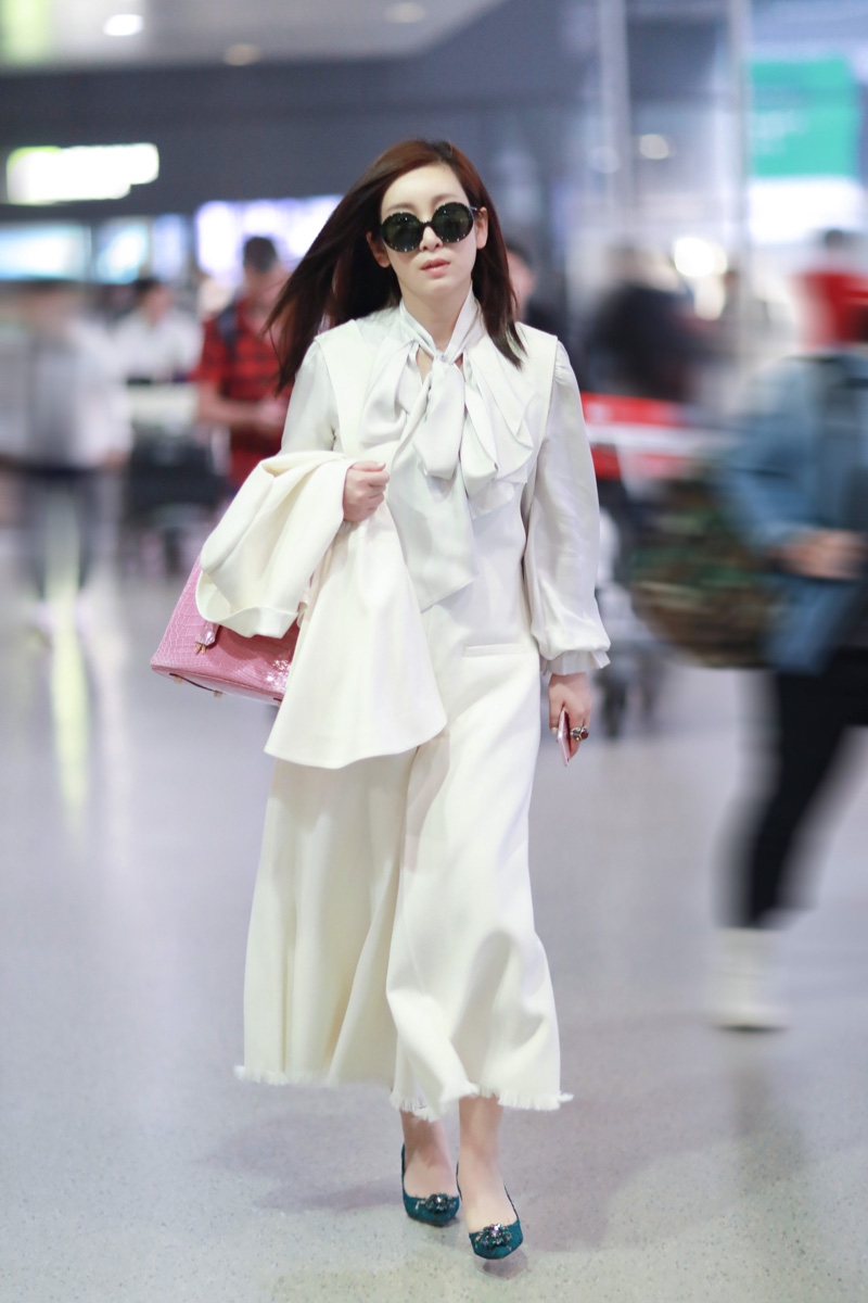秦海璐现身机场 白色西装显干练