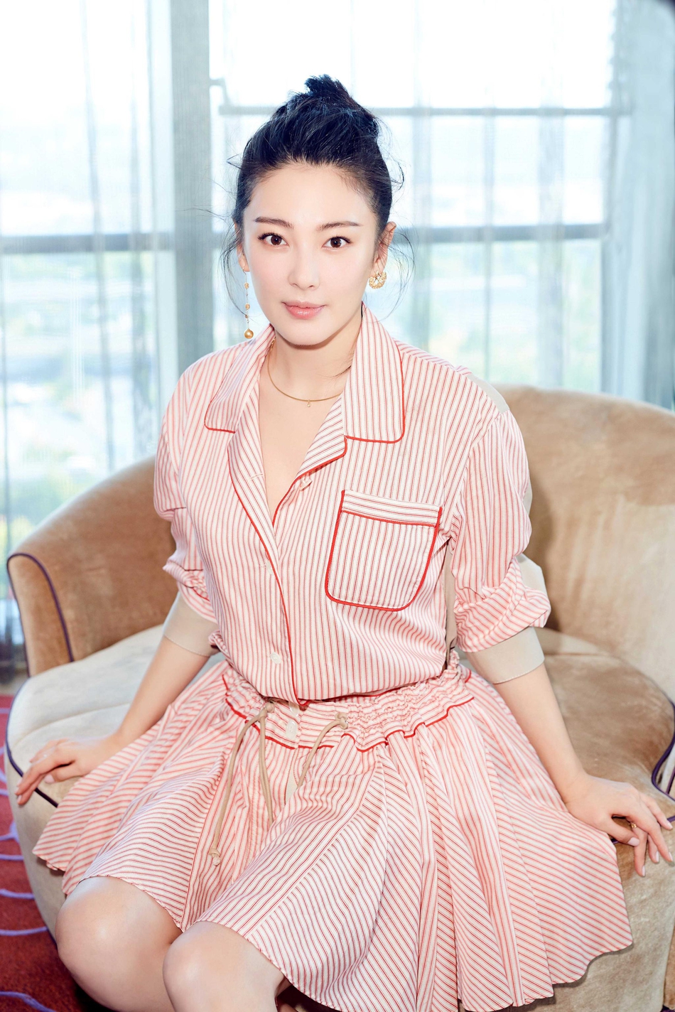 张雨绮出席新片发布会 俏皮连身裙少女感十足