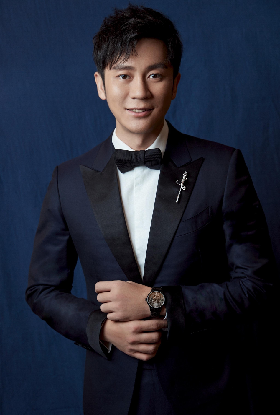 李晨出席2018电影嘉年华 蓝色西装绅士沉稳