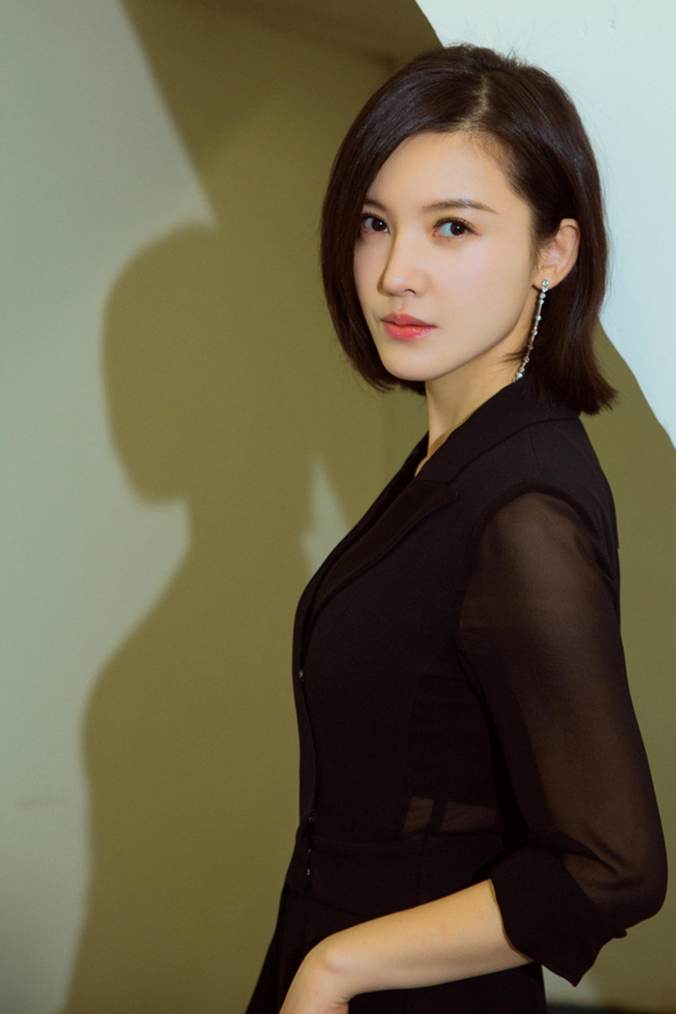 杨子姗黑色连体裤时尚干练 演绎霸道女总裁