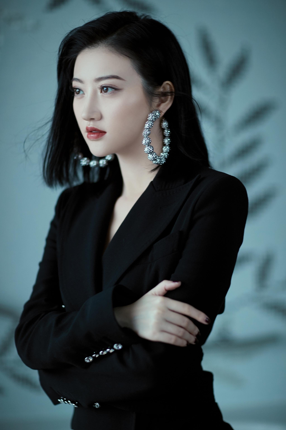美女景甜写真黑色西装裙干练飒爽