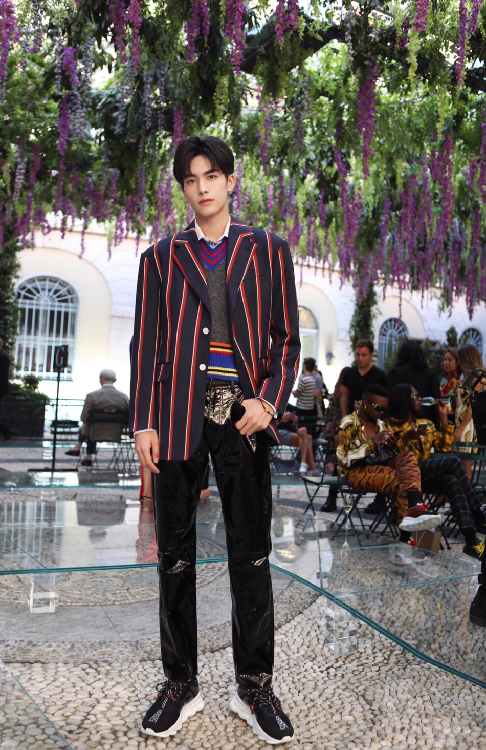 宋威龙亮相versace2019春夏男装系列秀场 条纹西装绅士浪漫