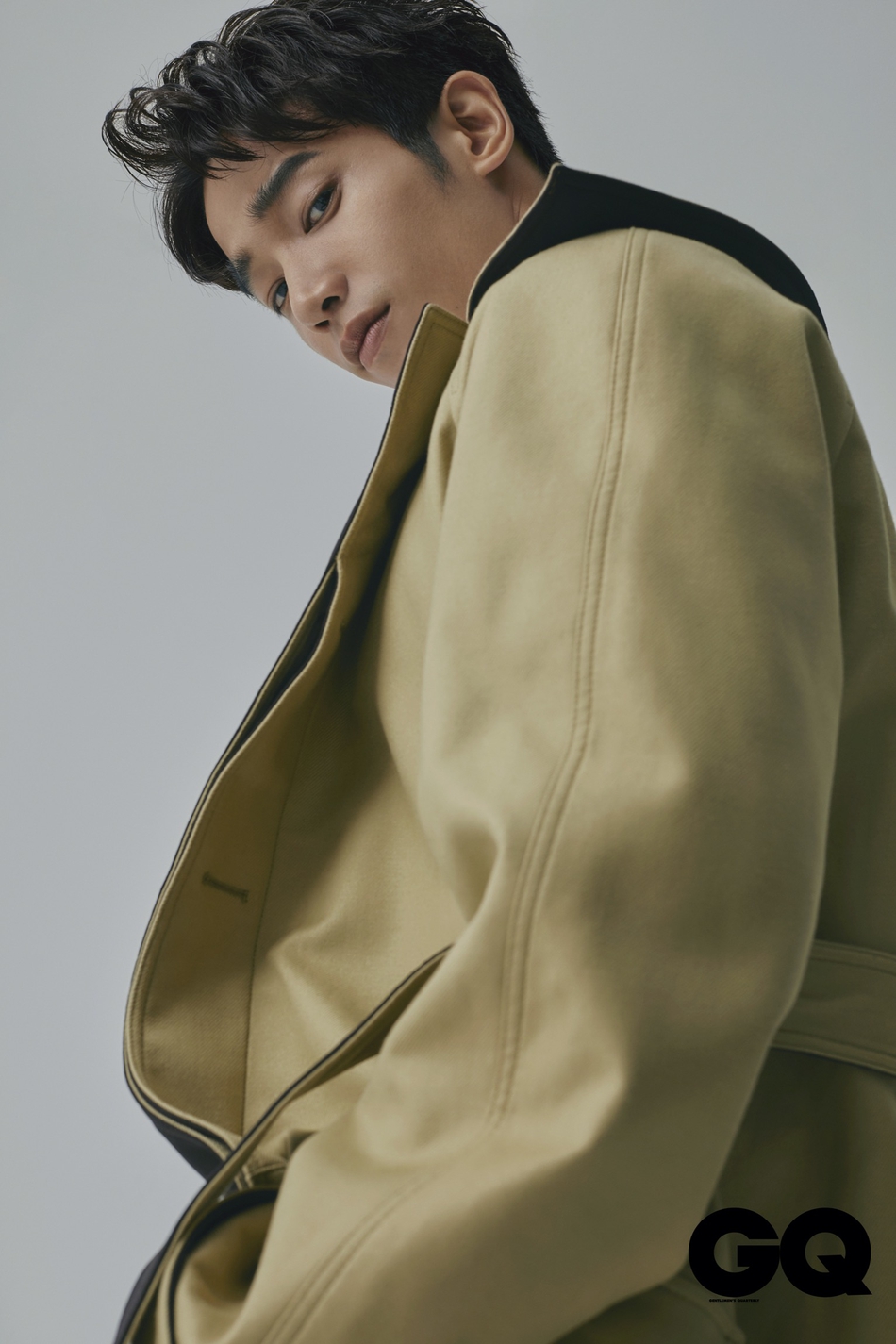 果绿色风衣配什么内搭_绿色风衣配什么裤子(2)