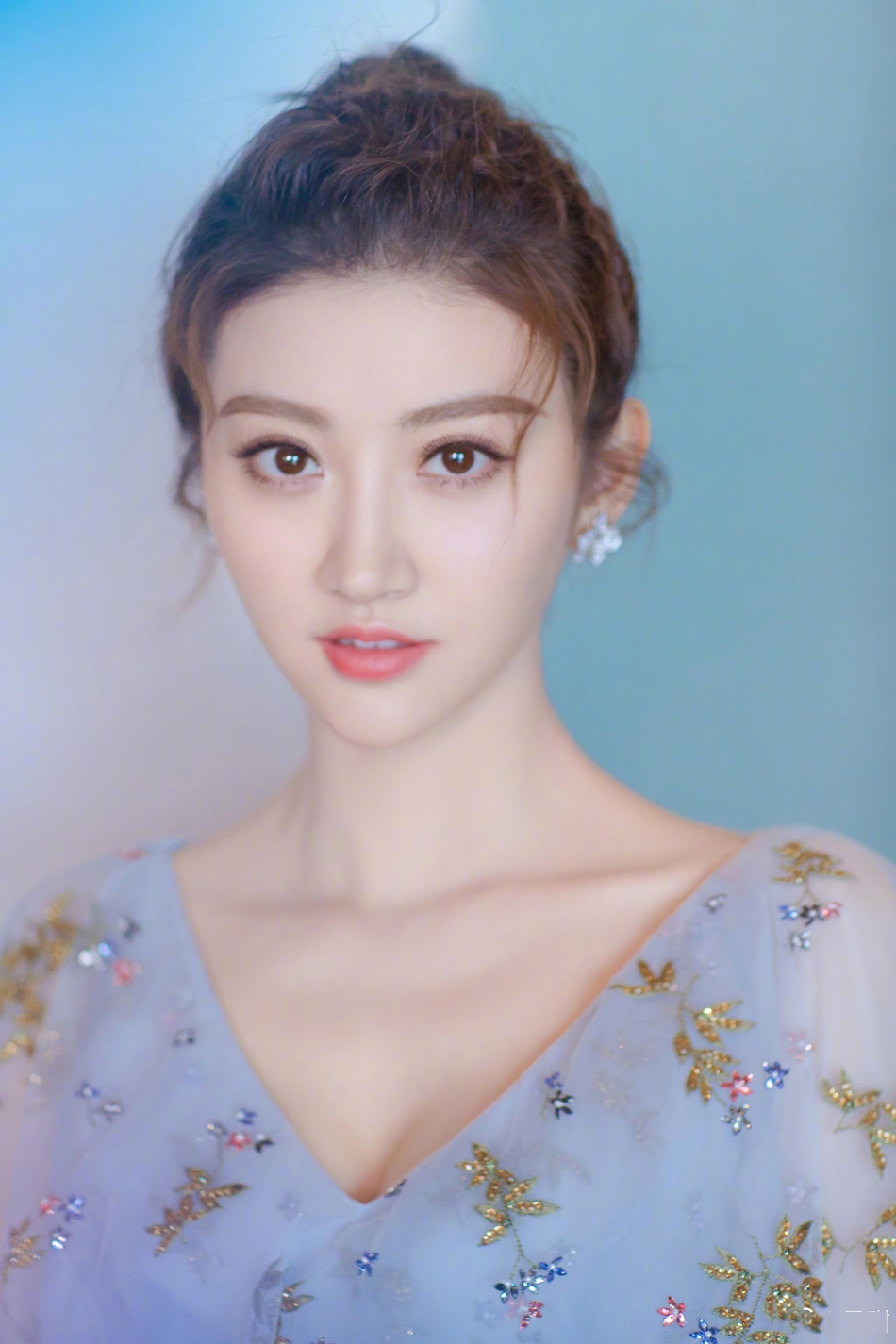 景甜晒花裙美照 蓝色纱裙清新甜美