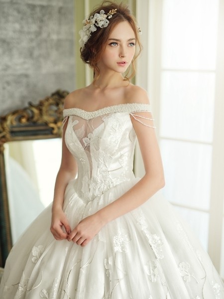 女生婚纱裙_女生婚纱头像(2)