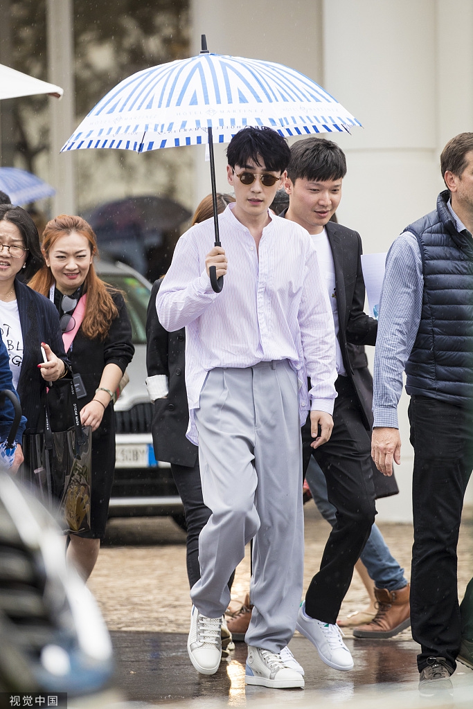 朱一龙打伞也帅到哭 条纹衬衫穿出校园男神既视感