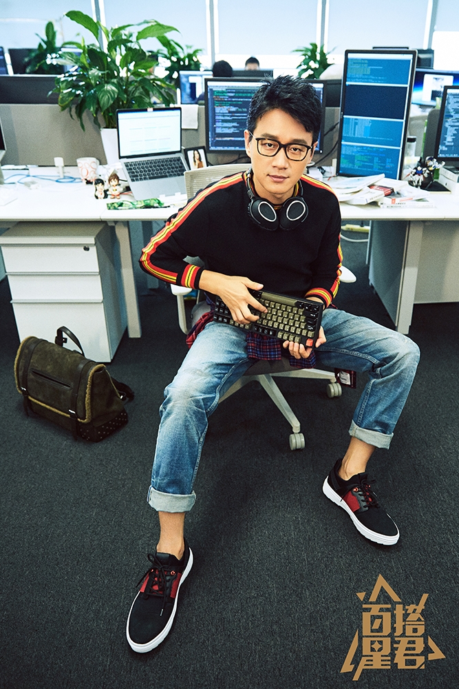 说起IT男你想到什么？眼镜配格子衫外加不修边幅？那你就大错特错了！本期《百搭星君》“丁人间”佟大为化身后厂村最帅程序员，示范IT男穿搭。格子衫配眼镜潮范儿十足，穿上西装变职场BOSS上演“绅士攻”，披穿毛衣的儒雅欧巴也是让人不得不爱！