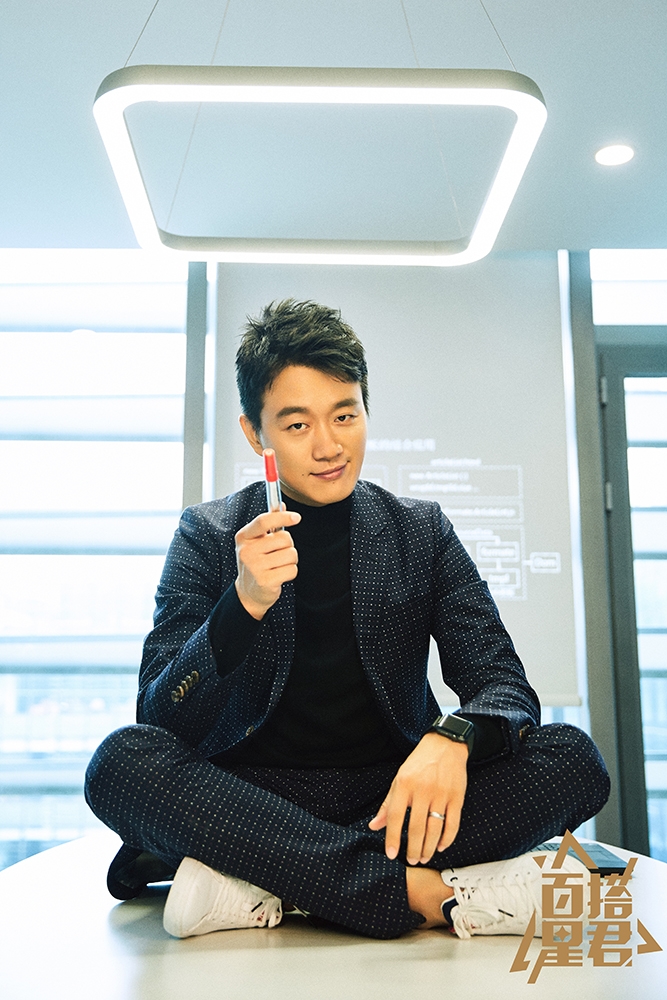 说起IT男你想到什么？眼镜配格子衫外加不修边幅？那你就大错特错了！本期《百搭星君》“丁人间”佟大为化身后厂村最帅程序员，示范IT男穿搭。格子衫配眼镜潮范儿十足，穿上西装变职场BOSS上演“绅士攻”，披穿毛衣的儒雅欧巴也是让人不得不爱！