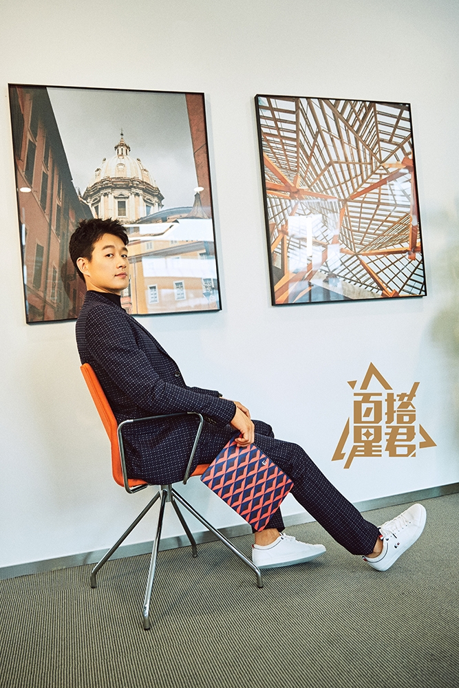 说起IT男你想到什么？眼镜配格子衫外加不修边幅？那你就大错特错了！本期《百搭星君》“丁人间”佟大为化身后厂村最帅程序员，示范IT男穿搭。格子衫配眼镜潮范儿十足，穿上西装变职场BOSS上演“绅士攻”，披穿毛衣的儒雅欧巴也是让人不得不爱！