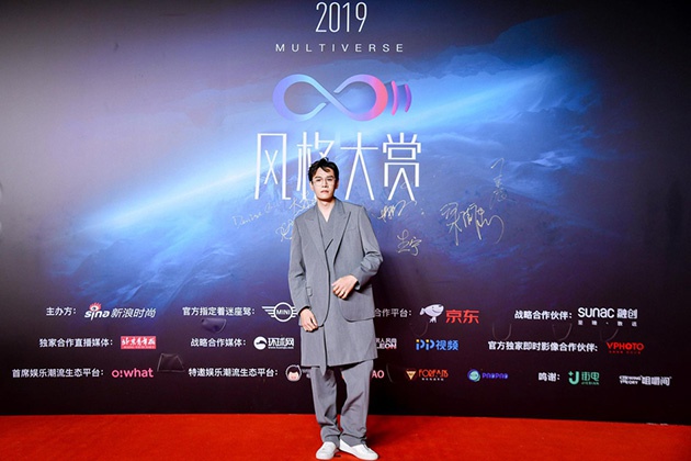 经超身穿灰色西装现身2019风格大赏红毯
