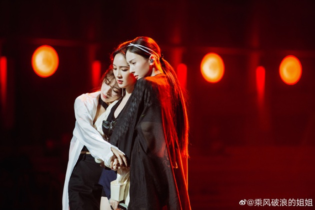 二公舞台,张含韵与孟佳、金晨深情演绎《这是因为我们能感到疼痛》