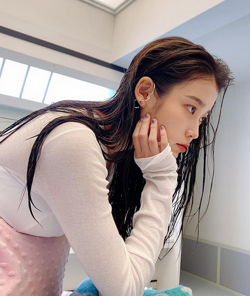 IU湿发造型 图片来源:IU ins