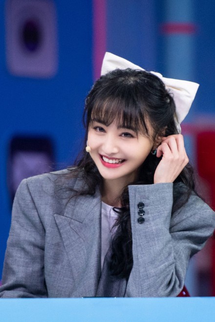 郑爽蝴蝶结造型